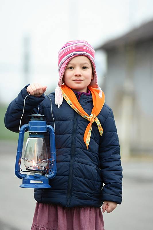 V sobotu ráno přivezli skauti z Brna Betlémské světlo do Svitav.