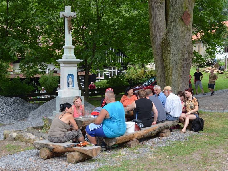 Kvůli slavnostnímu žehnání nové zvoničky se sešly na dvě stovky lidí. Po letech se rozezněl zvon. Lidé si prohlédli také historickou stříkačku.  