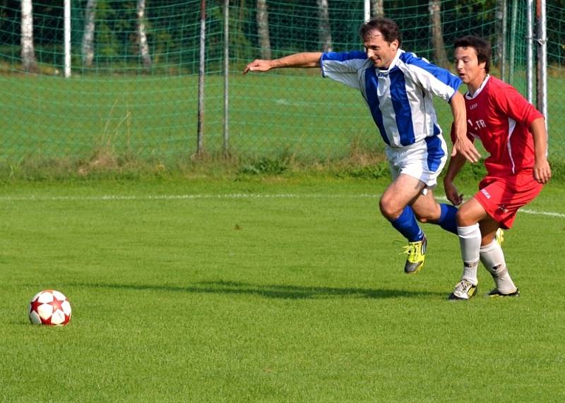 FOTBALISTÉ Dolního Újezdu si poradili s odvěkými rivaly z Morašic (hosté s pruhy) a mohou se těšit na další pohárové dějství. 