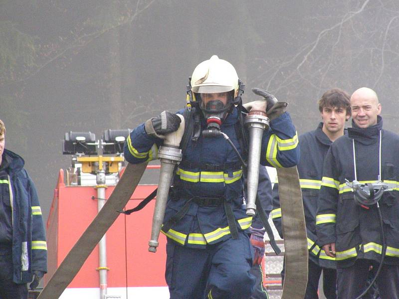 Jen nejtvrdší hasič přežívá... Snímky ze sobotního klání