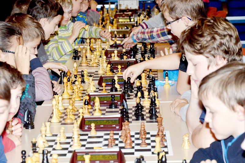 Více než půl druhé stovky šachistů obsadilo svitavské multifunkční centrum Fabrika. Zorganizovat takovou akci bylo pro pořadatele pod vedením Adolfa Krušiny velkou výzvou, kterou úspěšně zvládli.
