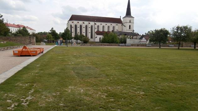 ZÁPLATOVANÝ TRÁVNÍK. Následky řádění vandala odstranili za několik dnů.