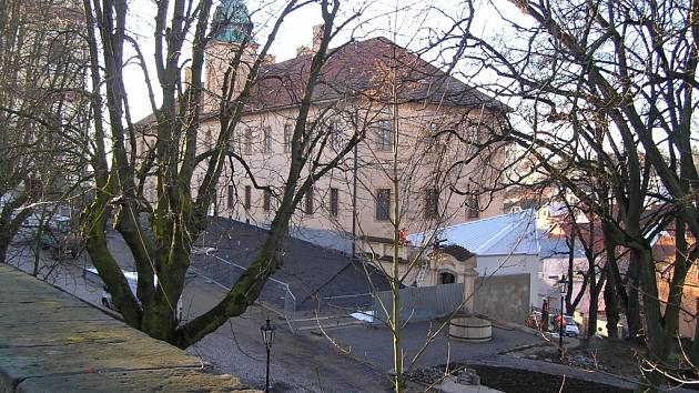 Regionální muzeum prochází rekonstrukcí, během které byly odhaleny pozůstatky nového města ze 16. století. Celý objekt bude přístupný ze suterénu muzea. Tmavá plocha před muzeem skrývá suterénní objekt s archeologickými nálezy, vpravo je vidět nový vstup.