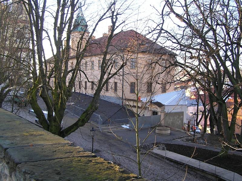 Regionální muzeum prochází rekonstrukcí, během které byly odhaleny pozůstatky nového města ze 16. století. Celý objekt bude přístupný ze suterénu muzea. Tmavá plocha před muzeem skrývá suterénní objekt s archeologickými nálezy, vpravo je vidět nový vstup.