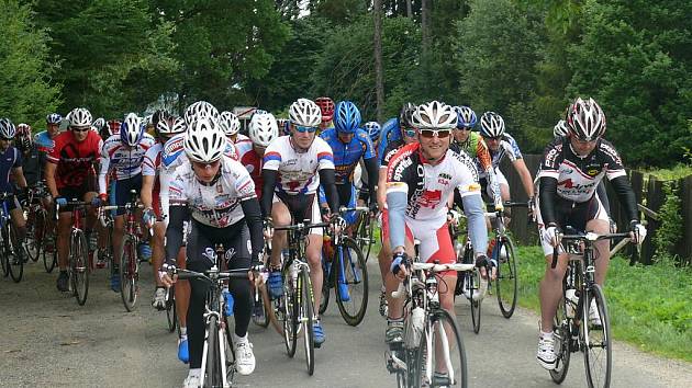 Početný peloton se v náročných stoupáních velmi rychle rozdělil, na špici se dokázali udržet jenom ti nejlepší.