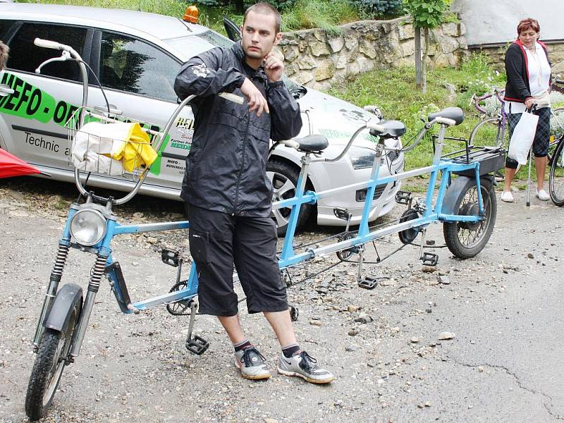 Účastníkům srazu v Moravské Chrastové sice nepřálo počasí, ale na tradiční vyjížďku se vydali.  „Vícekola“ jsou pro ně relaxem. 