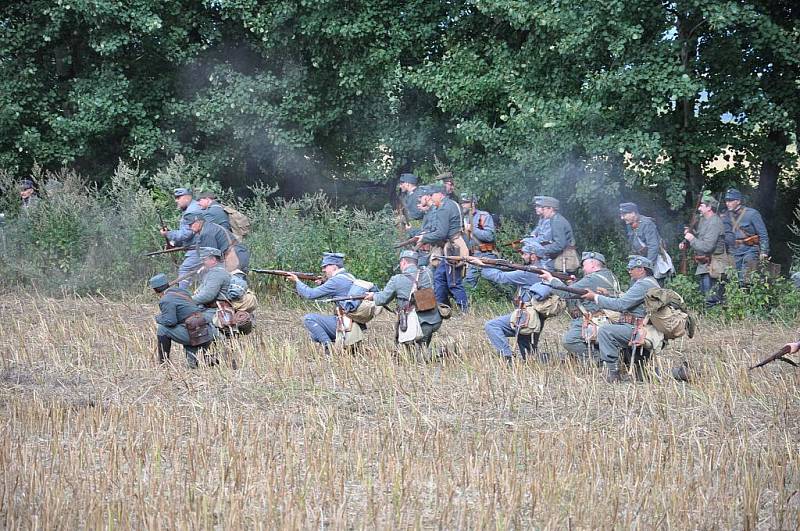 Historická bitva v Mladějově  nabízí nejen  ukázku válečného boje, ale také  představuje život v dobovém táboře.  Lidé si prohlédli vojáky v uniformách i dámy v róbách.    