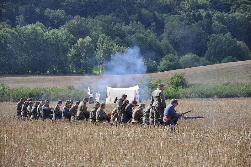 Historická bitva v Mladějově  nabízí nejen  ukázku válečného boje, ale také  představuje život v dobovém táboře.  Lidé si prohlédli vojáky v uniformách i dámy v róbách.    