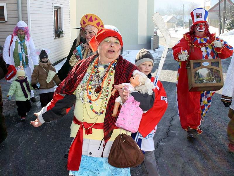 V Pohledech maškary zpívaly a rozdávaly lidem radost.