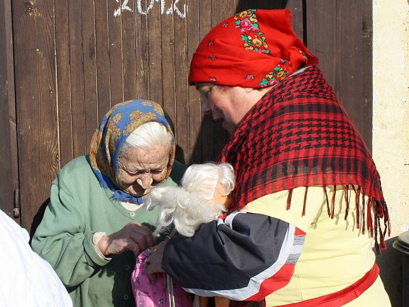 V Pohledech maškary zpívaly a rozdávaly lidem radost.