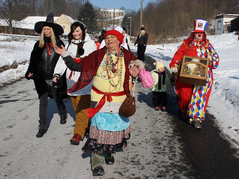 V Pohledech maškary zpívaly a rozdávaly lidem radost.