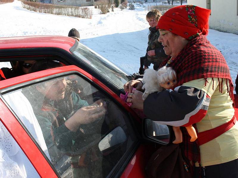 V Pohledech maškary zpívaly a rozdávaly lidem radost.