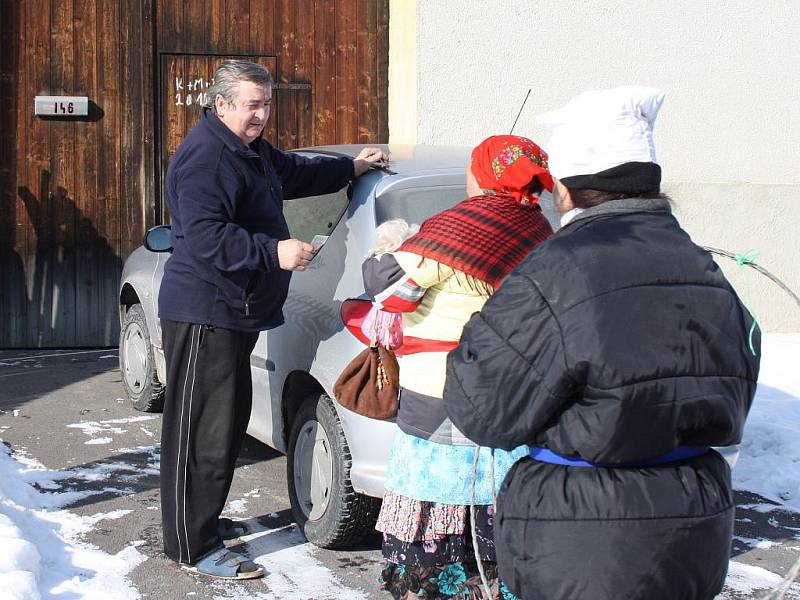 V Pohledech maškary zpívaly a rozdávaly lidem radost.