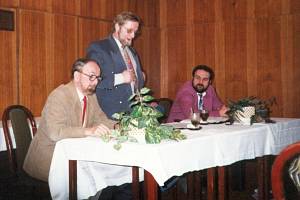  Slavomír Klaban,  Miloš Horáček a Michal Kraus  na schůzi v roce 1993.  