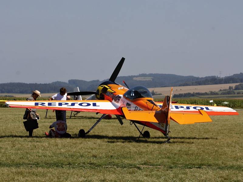 Piloti přilákali na letiště  ve Starém Městě tisíce lidí.