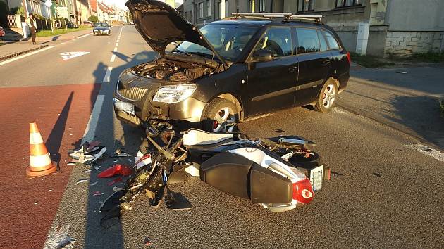 Policie hledá svědky nehody, při které se v Poličce zranil řidič motocyklu.