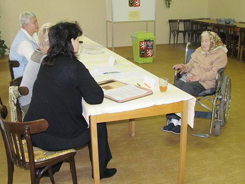 Komunální volby 2010. Pohledy. Voleb se zúčastnila i Anežka Roučová, které je 84 let.