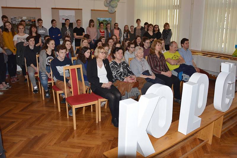 Výstava na litomyšlském gymnáziu, která připomíná návštěvu studentů na Ukrajině