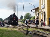 Souprava s parní lokomotivou řady 423.009 z roku 1922 na nádraží v Litomyšli.