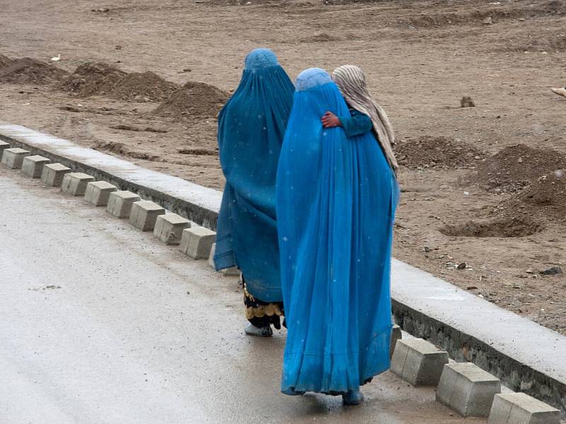 Fotograf Daniel Hlaváč zachycuje v Afghánistánu na misi nejen život vojáků, ale také místních lidí, žen a dětí, s nimiž se setkává. Ženy v typických burkách.