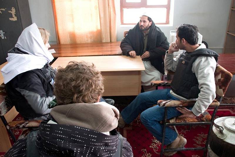 Fotograf Daniel Hlaváč zachycuje v Afghánistánu na misi nejen život vojáků, ale také místních lidí, žen a dětí, s nimiž se setkává. Jednání civilních expertů na provinční veterinární stanici.