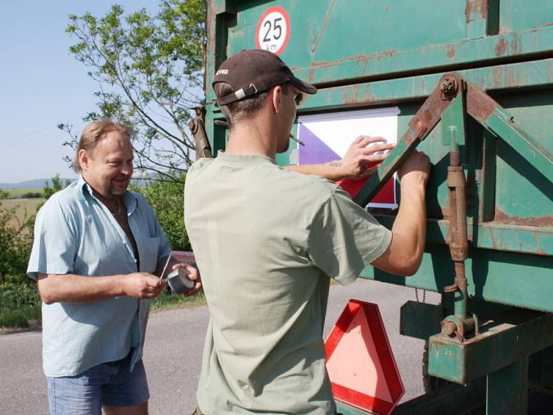 Zemědělci ze svitavského okresu se dnes připojili k protestní akci. S traktory, nákladními auty, ale i kombajny a řezačkami popojížděli po silnici z Moravské Třebové na Hřebeč. 