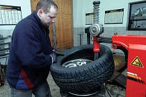 Ilustrační foto: Výměna pneumatiky na zimu nestačÍ. Řidiči by si měli zkontrolovat také veškeré kapaliny, například v ostřikovači, a neměli by zapomenout na seřízení brzd.