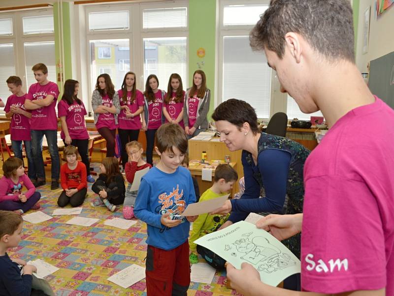  Předávání vysvědčení na Základní škole U Školek se lišilo v mnoha ohledech. Žáci prvních ročníků nejprve absolvovali cestu za vysvědčením, při které si zábavnou formou zopakovali co všechno umí. 