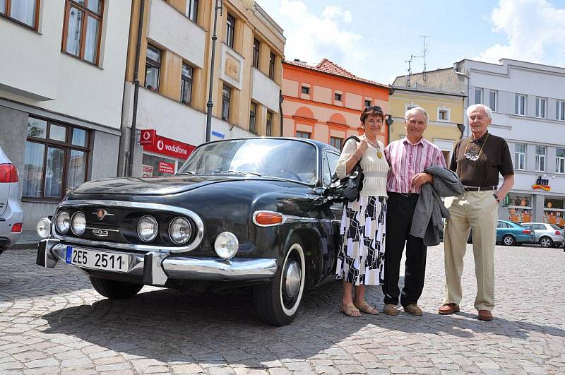 Sběratel veteránů Josef  Flídr z Horního Újezdu svezl cestovatele Miroslava Zikmunda se ženou Marií Litomyšlí a okolím. Pro cestovatele přijel Tatrou 603. 