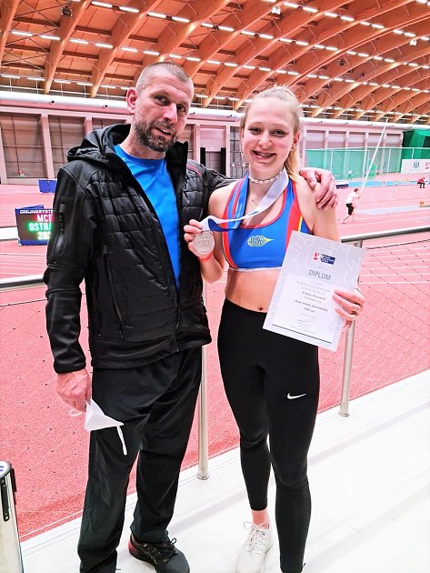 Úspěšná dvojice. Dvojnásobná stříbrná medailistka z republikové haly Eliška Červená a její trenér Milan Bouček.