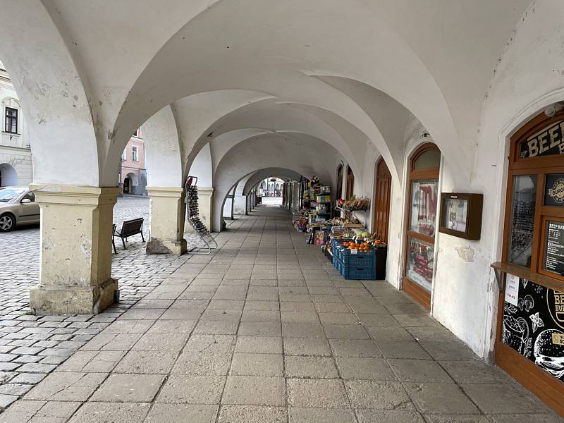 Jindy plná podloubí a ulice Litomyšle zejí o víkendech v Litomyšli prázdnotou. Stejně tak Klášterní zahrady. Podívejte se na "vylidněné" město.