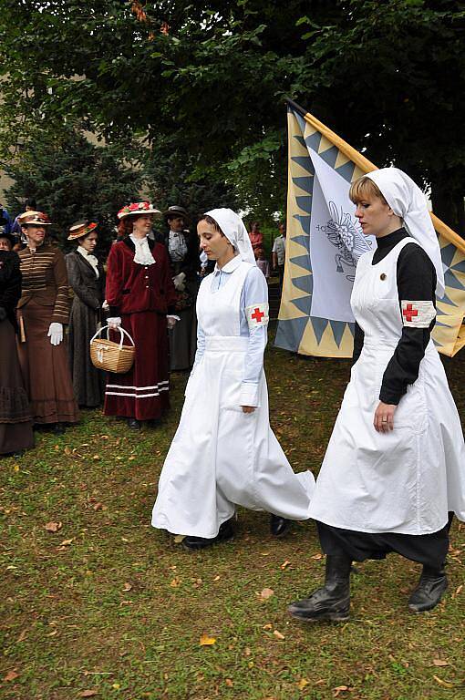 Historická bitva v Mladějově  nabízí nejen  ukázku válečného boje, ale také  představuje život v dobovém táboře.  Lidé si prohlédli vojáky v uniformách i dámy v róbách.    