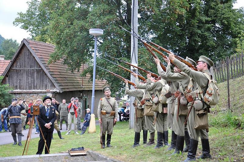 Historická bitva v Mladějově  nabízí nejen  ukázku válečného boje, ale také  představuje život v dobovém táboře.  Lidé si prohlédli vojáky v uniformách i dámy v róbách.    