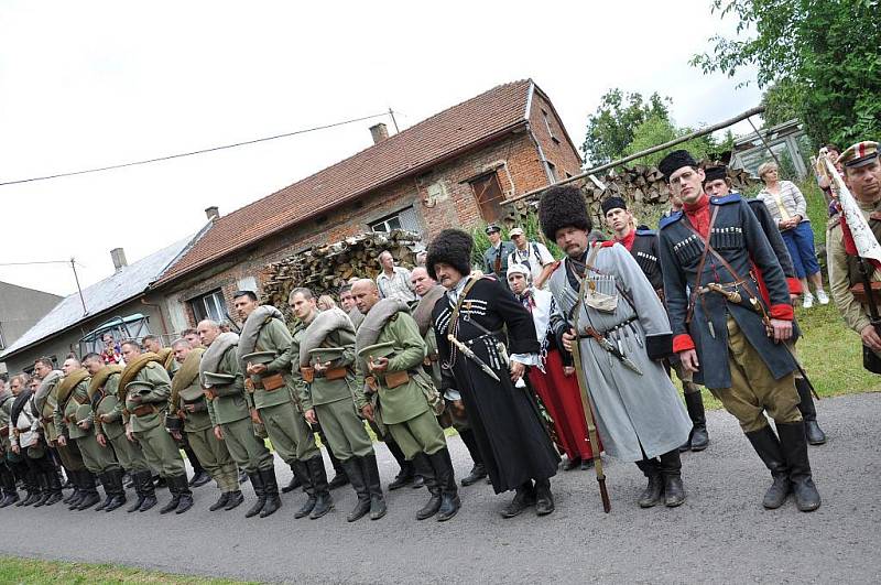 Historická bitva v Mladějově  nabízí nejen  ukázku válečného boje, ale také  představuje život v dobovém táboře.  Lidé si prohlédli vojáky v uniformách i dámy v róbách.    