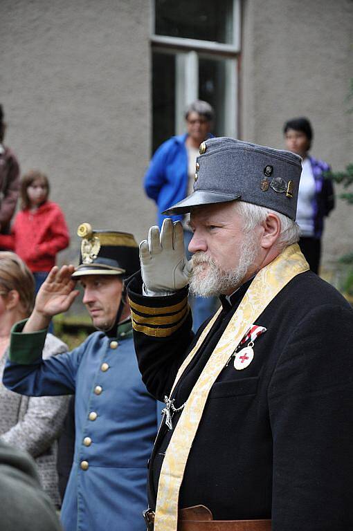 Historická bitva v Mladějově  nabízí nejen  ukázku válečného boje, ale také  představuje život v dobovém táboře.  Lidé si prohlédli vojáky v uniformách i dámy v róbách.    