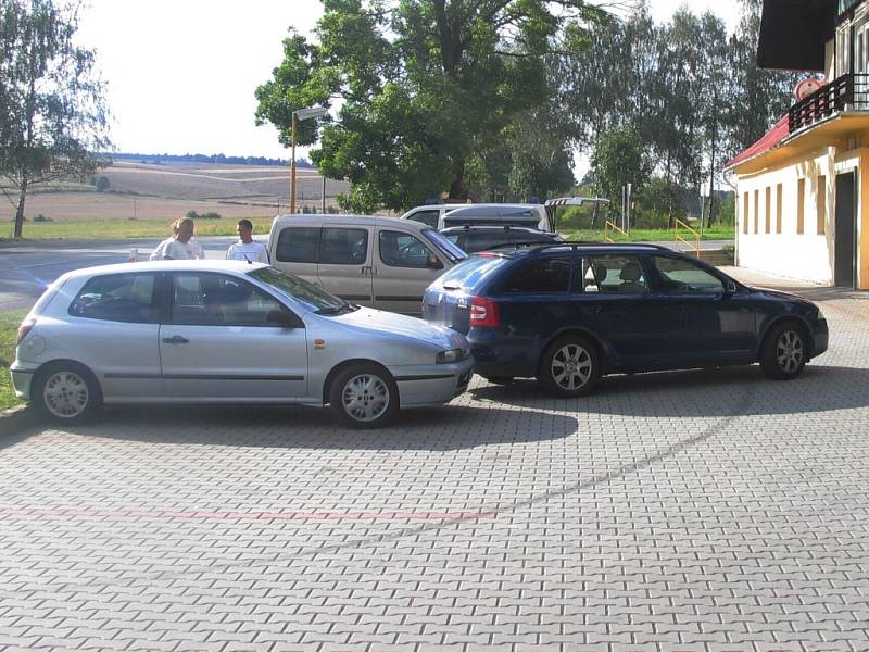 V Javorníku se nezajištěný automobil samovolně rozjel a narazil do Fiatu 