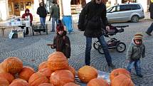 Svitavské náměstí se ve středu odpoledne proměnilo v halloweenskou dílnu. Děti vydlabávaly dýně.  