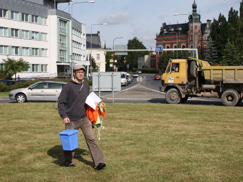 Brána, lajny, dresy...  Travnatý plac uprostřed velkého kruhového objezdu ve Svitavách se ve středu ráno proměnil v část fotbalového hřiště. 