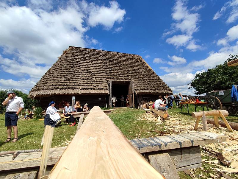 Řemeslníci si dali dostaveníčko u polygonální stodoly u Mikšíkova statku v Trstěnici.