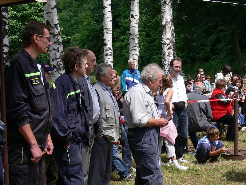 Hasiči soutěžili v Dolním Újezdu v běhu do vrchu.