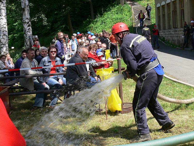 Hasiči soutěžili v Dolním Újezdu v běhu do vrchu.