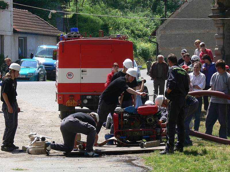 Hasiči soutěžili v Dolním Újezdu v běhu do vrchu.