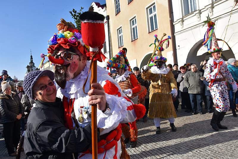 Maškary z Vortové u Hlinska ovládly v sobotu centrum Svitav. Masopust se ve městě uskutečnil již po sedmnácté. Nechyběla tradiční zabijačka, koblížky a jiné dobroty. Masopustní rej zakončilo tradiční porážení a vzkříšení kobyly.