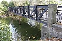 Most v parku zkorodoval a potřebuje podpory.