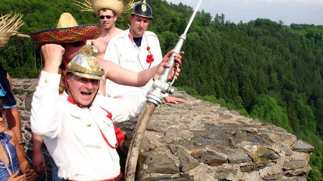 Velitel svojanovských dobrovolných hasičů Radek Svojanovský hasí z hradní věže. Celá událost bude zapsána do českého vydání Guinessovy knihy.