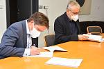 Ředitel ŘSD ČR Radek Mátl (vlevo) podepsal se starostou Litomyšle Danielem Brýdlem memorandum, které má urychlit stavbu D35 a stanoví několik závazků a podmínek.