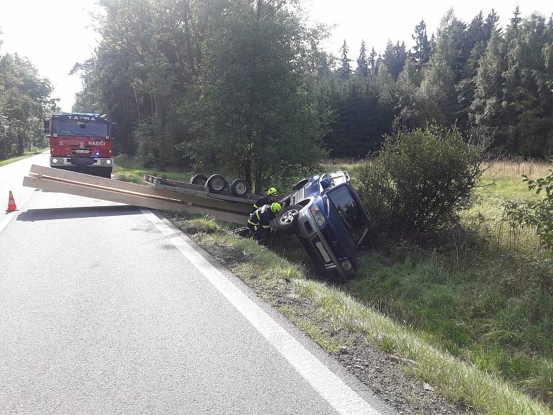 Osobní auto skončilo s nákladem rámů v příkopě.