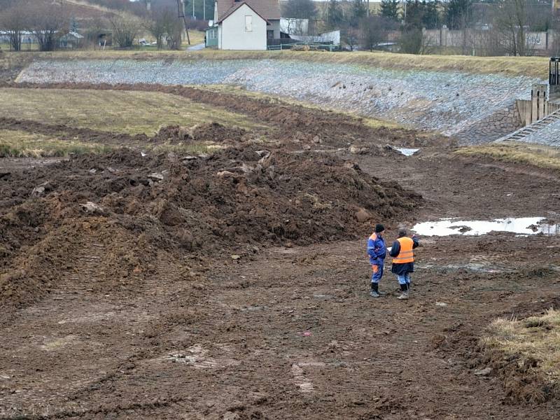 Ze dna retenční nádrže na jihu Moravské Třebové odtěží v příštích měsících dělníci s technikou víc jak dvacet tisíc kubíků naplavené hlíny.