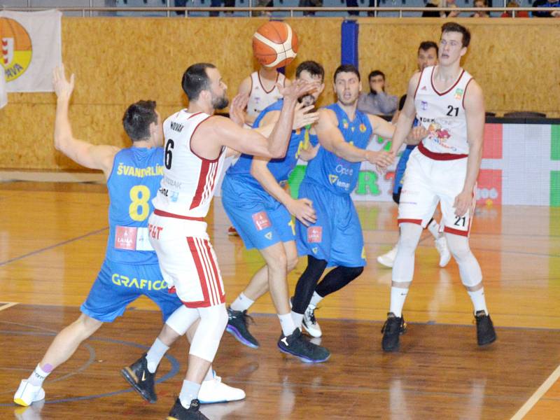 Dekstone Tuři Svitavy vs. BK Opava (73:98).