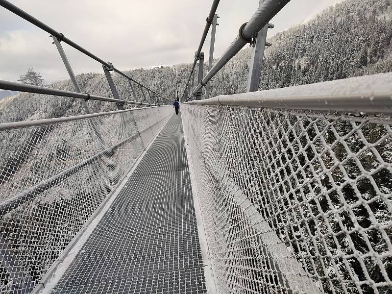 Na Dolní Moravě začala zima, zasněžování sjezdovek jede na plné obrátky. Jiné výhledy nabízí nejdelší visutý most na světě Sky Bridge 721.